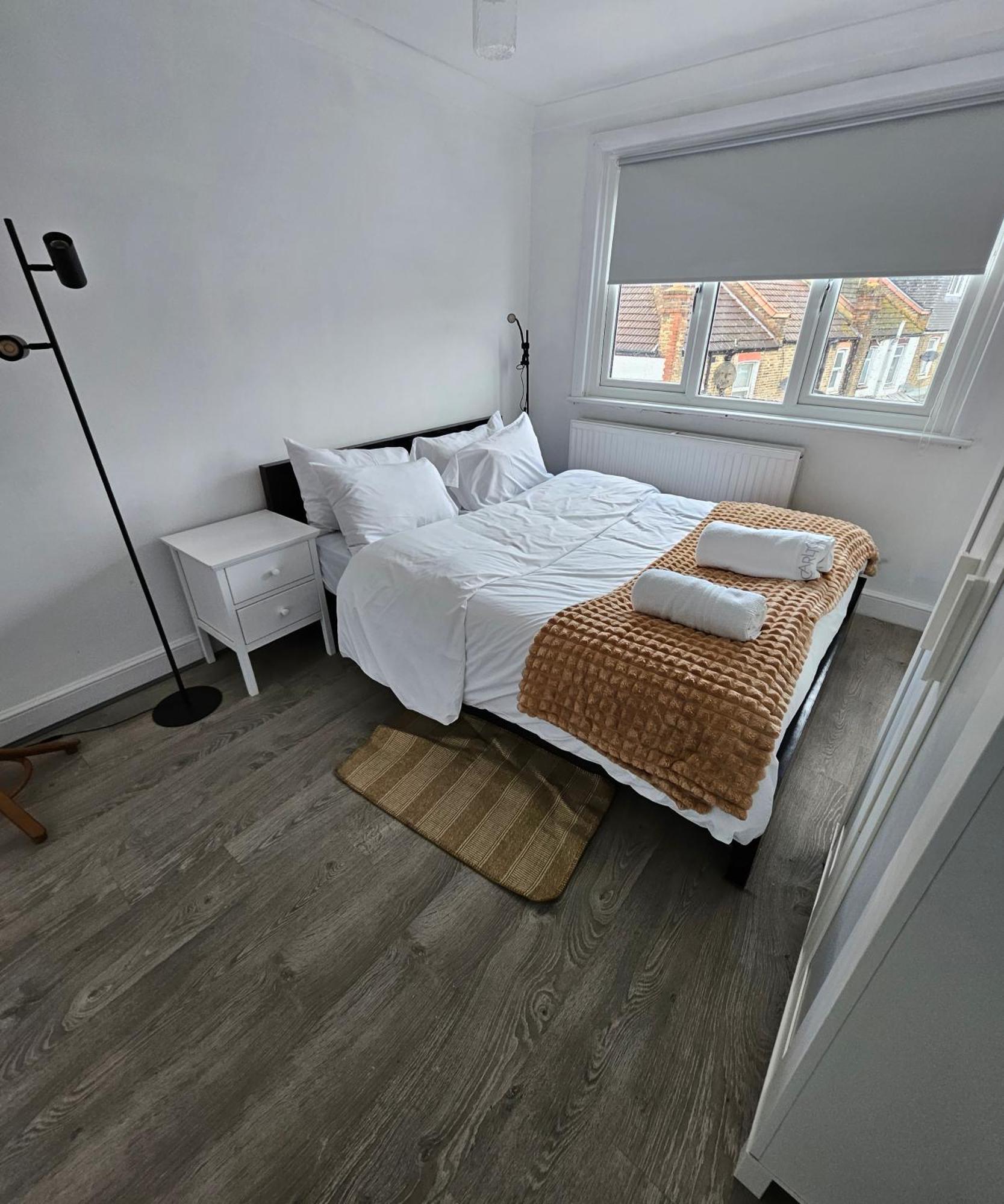 Wembley Lovely 6 Bed House Sleeps Up To 14 Londra