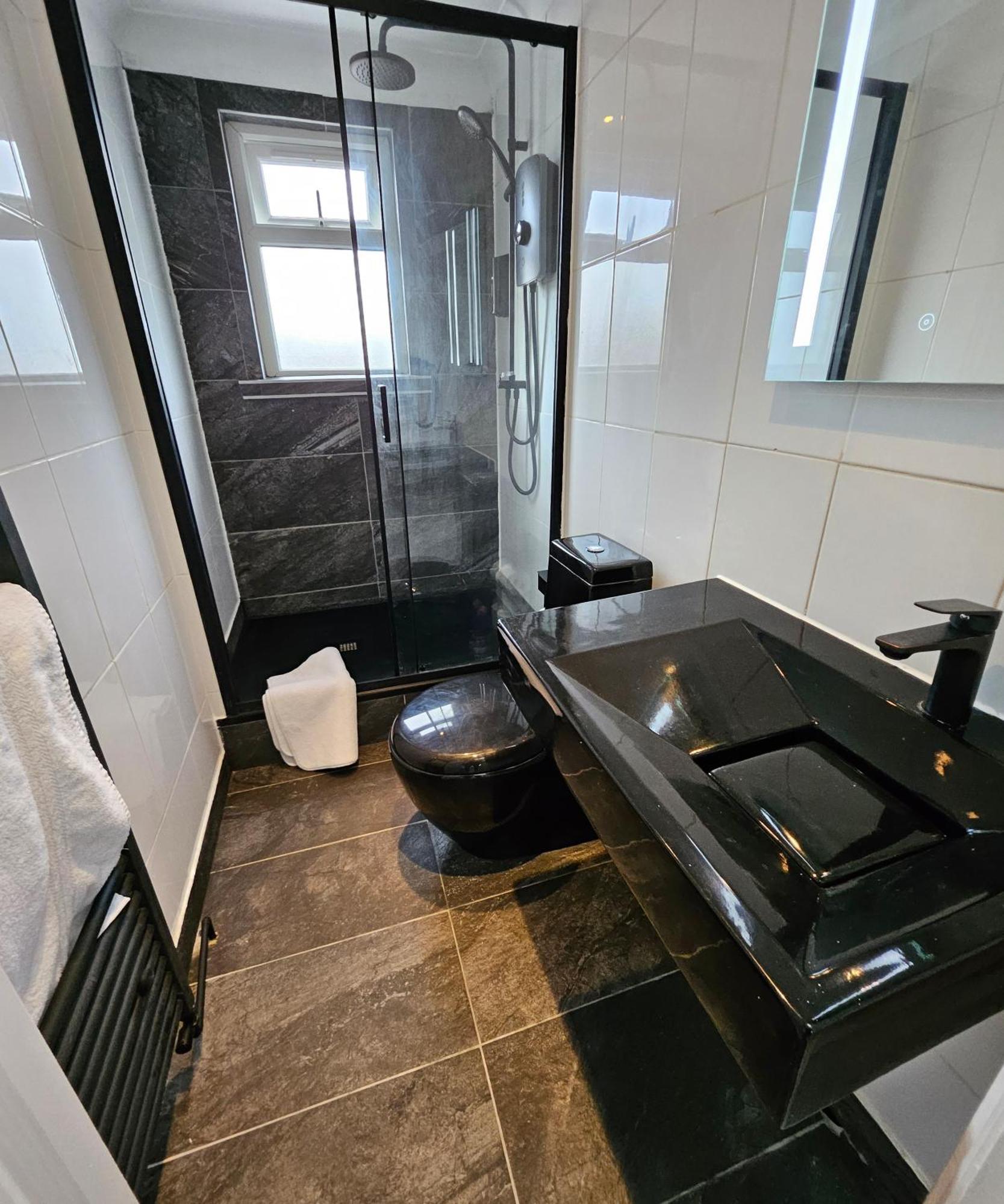 Wembley Lovely 6 Bed House Sleeps Up To 14 * London