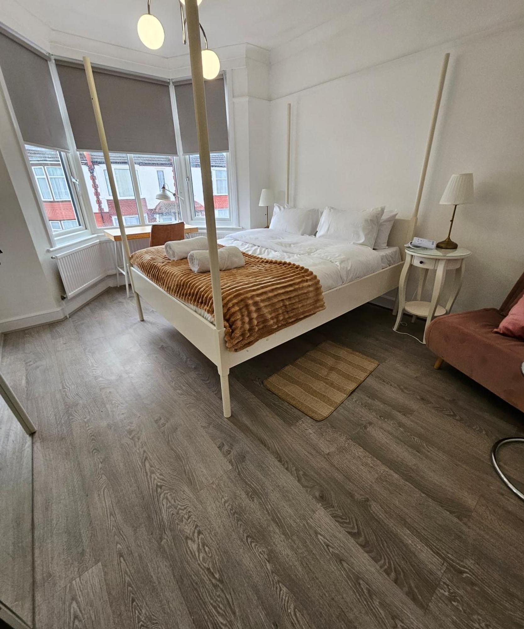 Wembley Lovely 6 Bed House Sleeps Up To 14 Londra