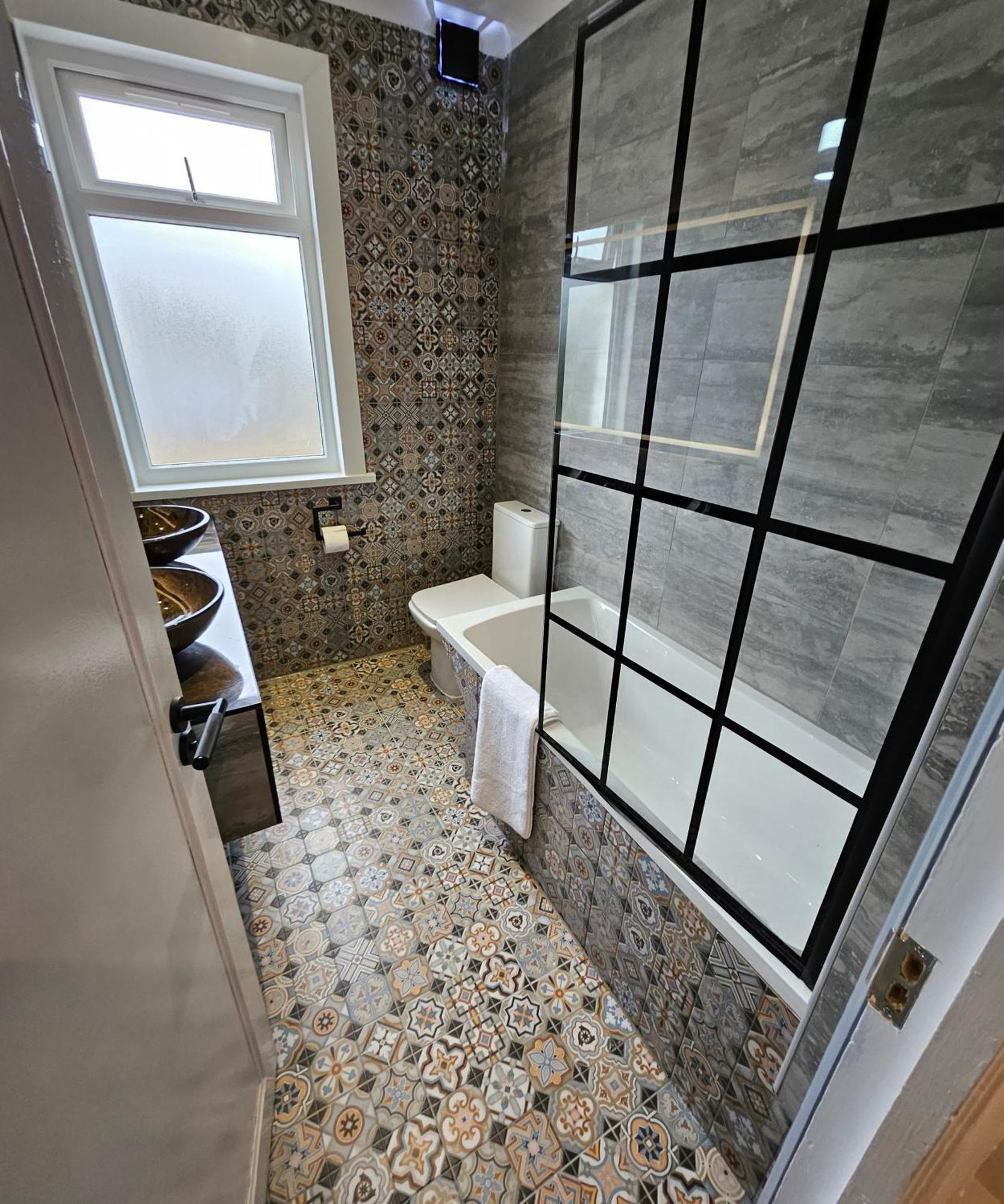 Wembley Lovely 6 Bed House Sleeps Up To 14 Ferienhaus *