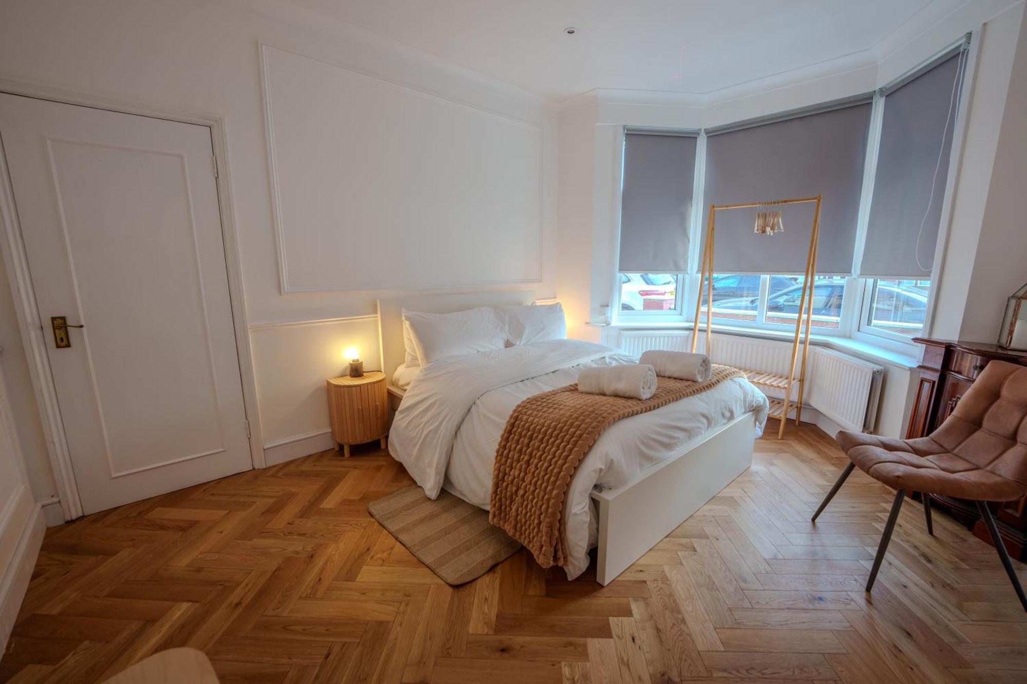 Wembley Lovely 6 Bed House Sleeps Up To 14 * Londra